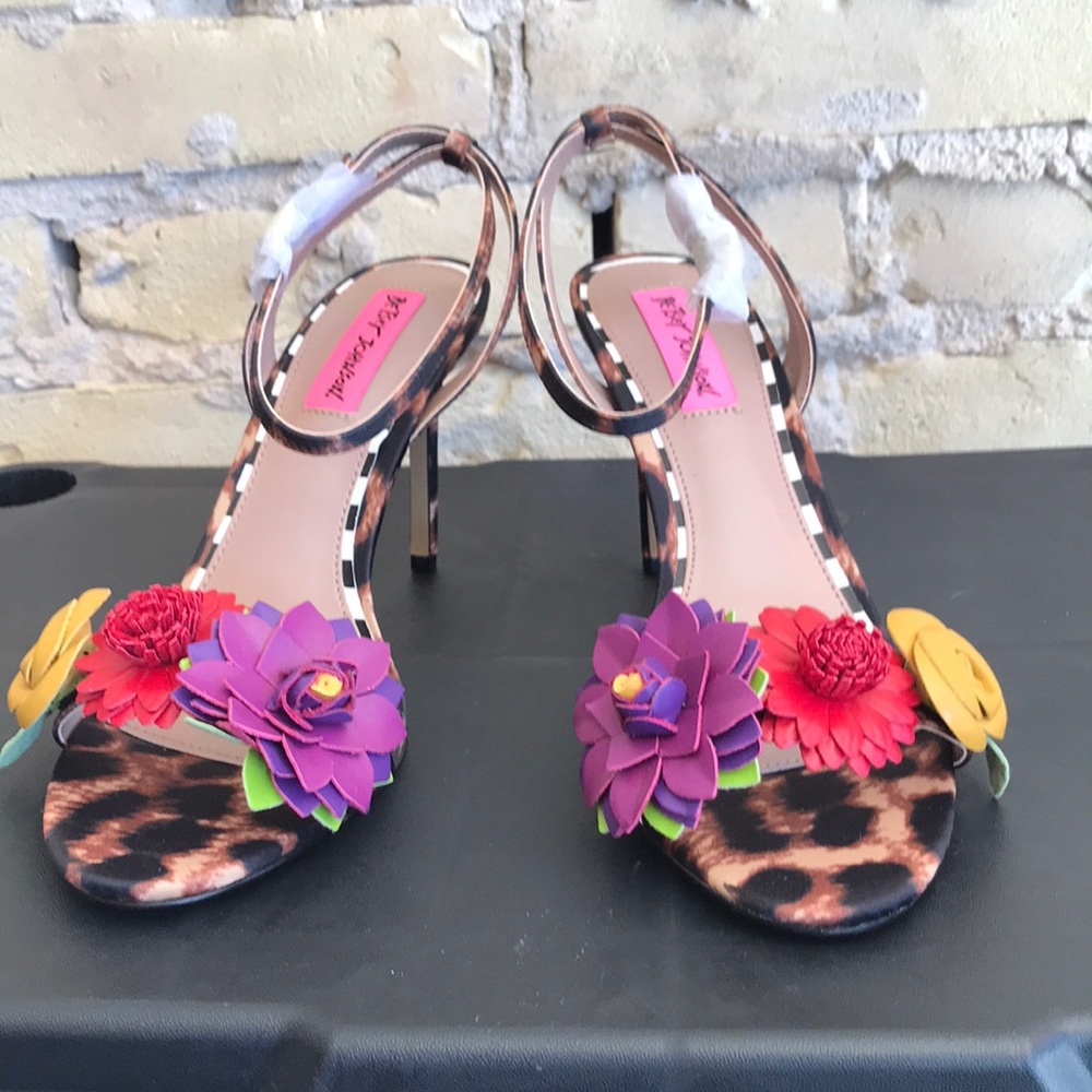 NWT, Betsey Johnson funky sandals